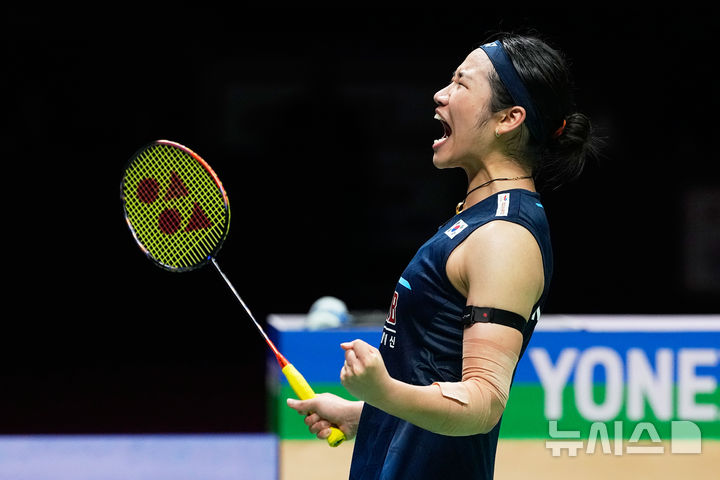 [뉴델리=AP/뉴시스] 안세영(1위)이 22일(현지 시간) 인도 뉴델리에서 열린 2026 세계배드민턴연맹(BWF) 세계선수권대회 여자 단식 준결승에서 왕즈이(3위·중국)를 물리친 후 포효하고 있다. 안세영이 2-0(24-22 21-16)으로 승리하고 결승에 올라 야마구치 아카네(2위·일본)와 우승을 다툰다. 2026.08.23.