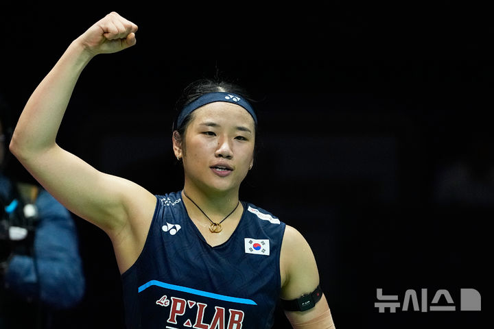 [뉴델리=AP/뉴시스] 안세영(1위)이 22일(현지 시간) 인도 뉴델리에서 열린 2026 세계배드민턴연맹(BWF) 세계선수권대회 여자 단식 준결승에서 왕즈이(3위·중국)를 물리친 후 환호하고 있다. 안세영이 2-0(24-22 21-16)으로 승리하고 결승에 올라 야마구치 아카네(2위·일본)와 우승을 다툰다. 2026.08.23.