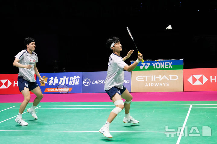 [뉴델리=AP/뉴시스] 배드민턴 남자 복식 김원호(오른쪽)-서승재 조, 2026 세계배드민턴연맹(BWF) 세계선수권대회 준결승서 고배. 2026.08.22.
