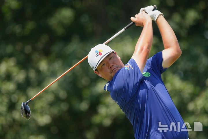 [세인트루이스=AP/뉴시스] 미국프로골프(PGA) 투어 플레이오프(PO) 2차전 BMW 챔피언십 3라운드를 소화 중인 임성재. 2026.08.22.