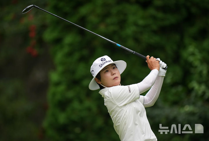 [에드먼턴=AP/뉴시스] 이소미가 22일(현지 시간) 캐나다 앨버타주 에드먼턴 로열 메이페어 골프클럽에서 열린 미국여자프로골프(LPGA) 투어 CPKC 위민스 오픈 3라운드 4번 홀에서 티샷하고 있다. 이소미는 중간 합계 11언더파 199타 단독 5위에 올랐다. 2026.08.23.
