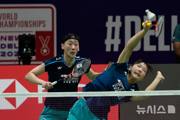 [뉴델리=AP/뉴시스] 배드민턴 백하나(오른쪽)-이소희 조, 2026 세계배드민턴연맹(BWF) 세계선수권대회 우승. 2026.08.23.