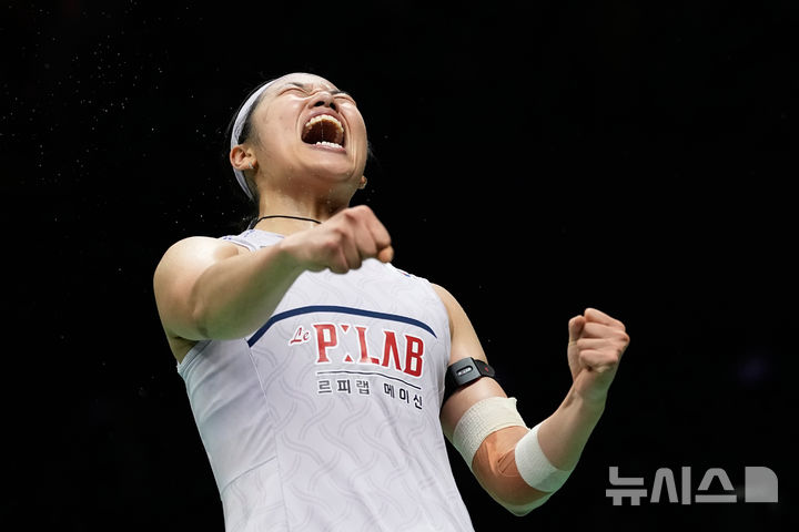 [뉴델리=AP/뉴시스] = 안세영이 23일(한국 시간) 인도 뉴델리에서 열린 2026 세계배드민턴연맹(BWF) 세계선수권대회 여자 단식 결승전에서 일본 야마구치 아카네에게 승리하며 우승을 확정 지은 뒤 기뻐하고 있다. 2026.08.23.
