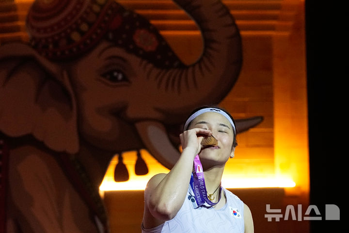[뉴델리=AP/뉴시스] = 안세영이 23일(한국 시간) 인도 뉴델리에서 열린 2026 세계배드민턴연맹(BWF) 세계선수권대회 여자 단식 결승전에서 일본 야마구치 아카네에게 승리하며 우승을 확정 지은 뒤 기뻐하고 있다. 2026.08.23.