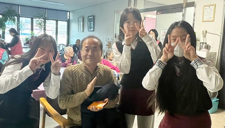 무극중학교 고(故) 김종필 교사(왼쪽 두번째) *재판매 및 DB 금지