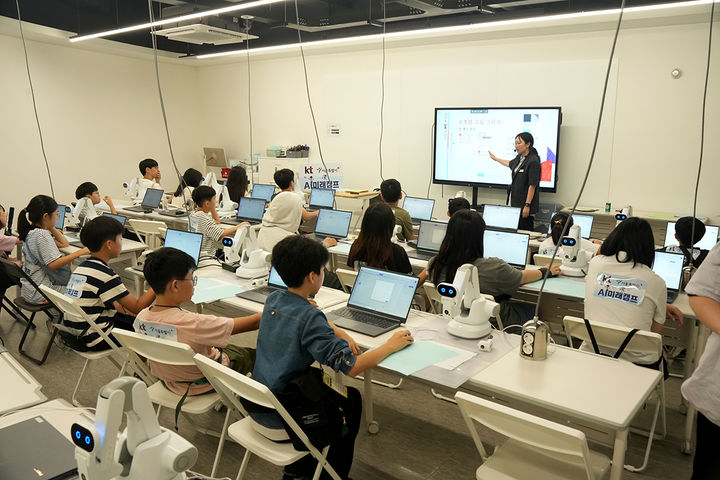 [서울=뉴시스] KT는 지난 22일 서울시, 서울로봇인공지능과학관, 서울도봉경찰서와 초등학생을 대상으로 'KT-서울시와 함께하는 AI 미래 캠프'를 개최했다고 23일 밝혔다. 사진은 참가 학생들이 AI와 로봇팔을 활용해 나만의 특별한 그림을 그려보는 '피카봇 미술관'을 체험하는 모습. (사진=KT 제공) 2026.08.23. photo@newsis.com *재판매 및 DB 금지