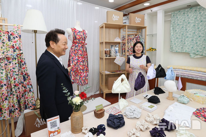 [전남광주=뉴시스] 임택 전남광주통합특별시 동구청장이 충장로 일원의 빈집과 빈점포를 활용해 청년들에게 창업 공간을 제공하는 '빈집(빈점포) 청년창업 채움 프로젝트'에 참여한 청년 점포를 찾아서 현장 의견을 청취하고 있다. (사진 = 전남광주통합특별시 동구 제공) 2026.08.23. photo@newsis.com *재판매 및 DB 금지