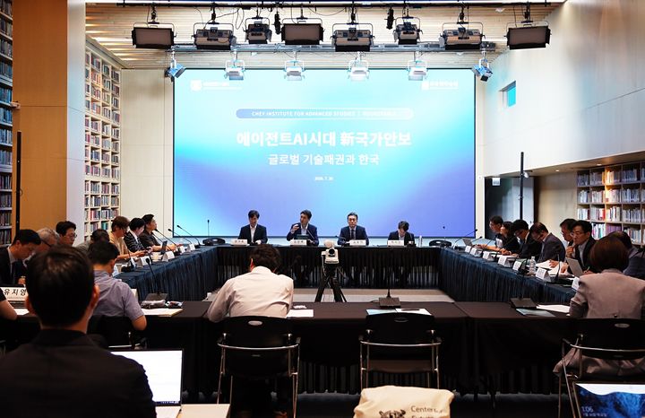 [서울=뉴시스] 최종현학술원과 서울대학교 미래전연구센터가 지난 7월 30일 공동 개최한 ‘에이전트 AI 시대 新국가안보: 글로벌 기술 패권과 한국’ 라운드테이블에서 참석자들이 토론하고 있다. (사진=최종현학술원 제공) 2026.8.23. photo@newsis.com *재판매 및 DB 금지