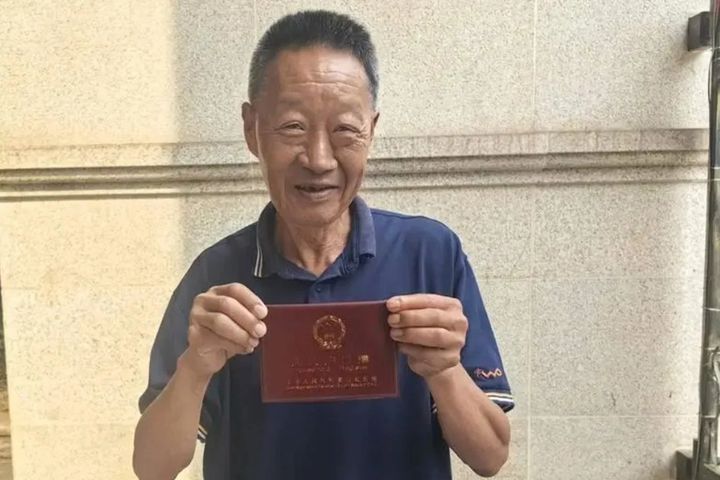 [서울=뉴시스]중국의 한 남성이 주인이 잊고 있던 산속 깊은 곳에 있는 집을 돌보며 25년간 고립생활을 한 끝에 마침내 가족과 재회했다.(사진=인스타그램 캡처)2026.08.23.
