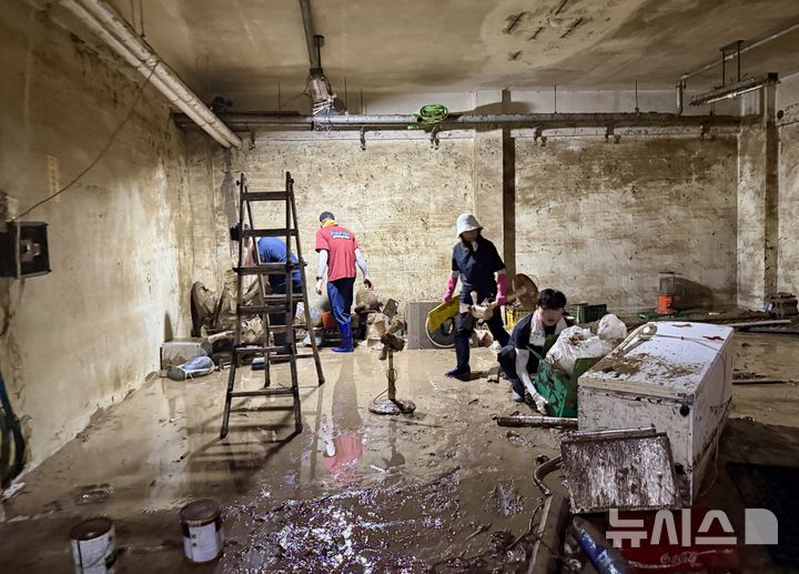 [거제=뉴시스]국민의힘 경남도당 및 지역 당원협의회 관계자들이 지난 22일 거제시 연초면 한 침수 상가의 지하공간에서 못쓰게 된 물품 등 정리정돈 작업을 하고 있다.(사진=국민의힘 경남도당 제공) 2026.08.23. photo@newsis.com