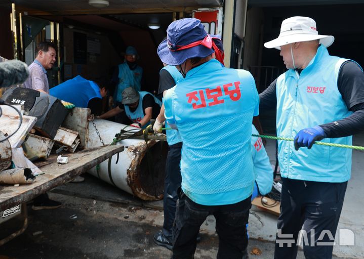 [거제=뉴시스]진보당 김종훈 대표와 중앙당 당직자, 정혜경 국회의원, 경남도당 전희영 위원장 및 당직자들이 지난 21일 거제 고현시장 일대 수해 복구 활동을 하고 있다.(사진=진보당 경남도당 제공) 2026.08.23. photo@newsis.com