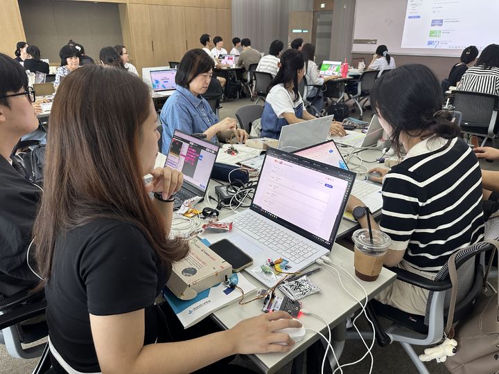 [창원=뉴시스]22일 사천인재니움에서 초·중등 정보 교육 담당 교사를 대상으로 ‘실전 수업 레벨업 연수’를 진행하는 모습.(사진=경남교육청 제공) 2026.08.23.photo@newsis.com *재판매 및 DB 금지