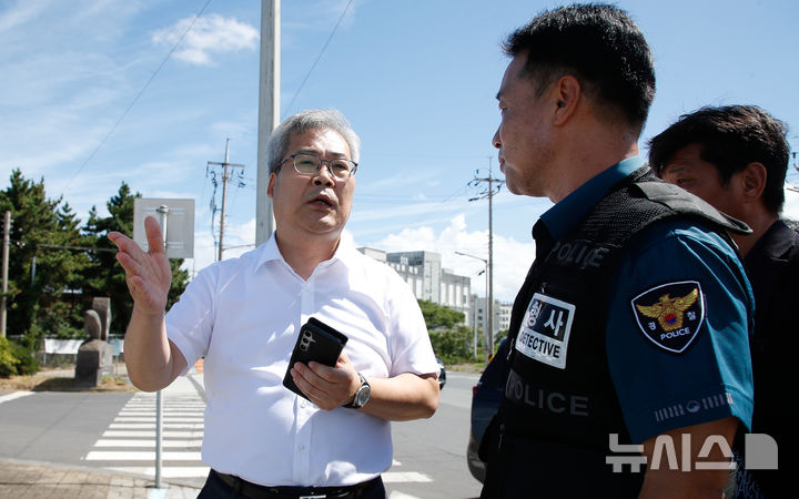 [제주=뉴시스] 우장호 기자 = 홍석기 경찰청 국가수사본부장이 23일 오전 제주시 한림읍 한림항 인근 에서 실종자 수색 상황을 점검하고 있다. 2026.08.23. woo1223@newsis.com