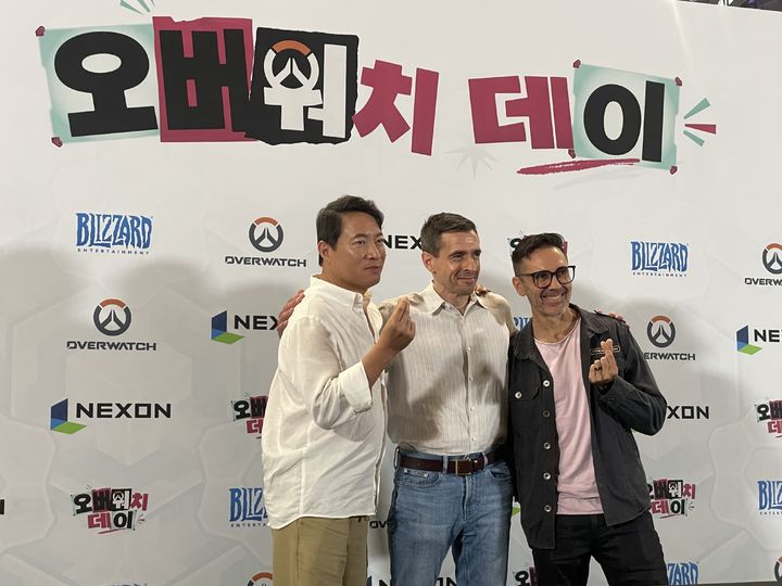 [부산=뉴시스] 이주영 기자 = 23일 부산 해운대구 벡스코에서 열린 '오버워치 데이' 두번째 날 오버워치 개발진이 취재진과 만났다. (왼쪽부터) 월터 콩 블리자드 선임 부사장, 벤 벨 오버워치 총괄 프로듀서, 애런 켈러 오버워치 디렉터. 2026.08.23. zoo@newsis.com *재판매 및 DB 금지