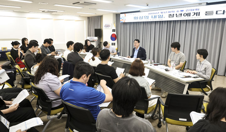 [화성=뉴시스] 정명근 화성시장이 22일동탄구청에서 열린 '2026년 청년과의 소통 간담회'에서 청년정책 추진 방향에 대해 청년들과 이야기하고 있다. (사진=화성시 제공) 2026.08.23. photo@newsis.com *재판매 및 DB 금지