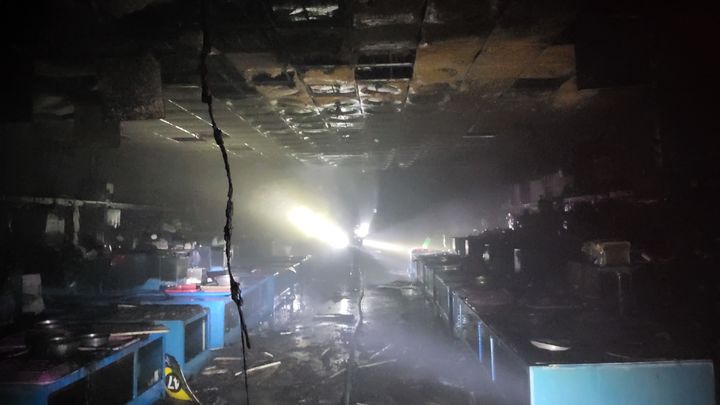 [울산=뉴시스] 22일 울산 동구 방어진활어센터에서 원인미상의 불이나 내부가 까맣게 타 있다. (사진=울산소방본부 제공) 2026.08.23. photo@newsis.com *재판매 및 DB 금지