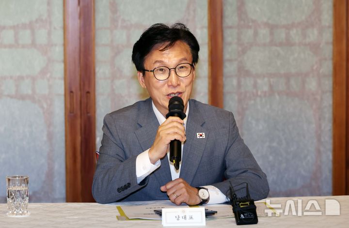 [서울=뉴시스] 최동준 기자 = 김민석 더불어민주당 대표가 23일 서울 종로구 총리공관에서 열린 고위당정협의회에서 인사말을 하고 있다.(공동취재) 2026.08.23. photocdj@newsis.com