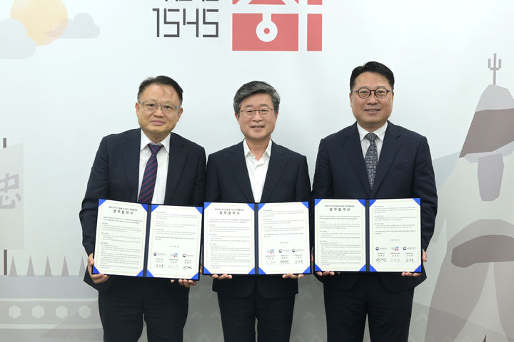 [서울=뉴시스] 지난 19일 서울 중구청 구청장실에서 열린 복지사각지대 발굴을 위한 업무협약식에서 고주석(왼쪽부터) 남대문세무서장, 김길성 중구청장, 박재신 중부세무서장이 기념촬영을 하고 있다. (사진=서울 중구 제공) 2026.08.19. photo@newsis.com *재판매 및 DB 금지