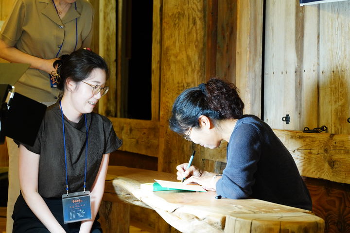 [구례=뉴시스] 지리산 대화엄사에서 정지아 작가가 저서에 사인하고 있다. (사진=화엄사 제공) 2026.08.23. photo@newsis.com *재판매 및 DB 금지