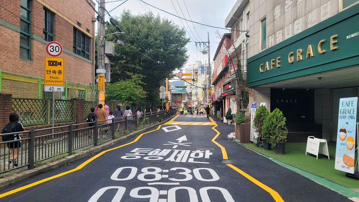 [서울=뉴시스] 서울 서대문구 홍제초등학교 인근 어린이보호구역 도로에 평일 오전 8시30분부터 9시까지 일방통행을 알리는 노면 표시가 돼 있다. (사진=서대문구 제공) 2026.08.23. photo@newsis.com *재판매 및 DB 금지