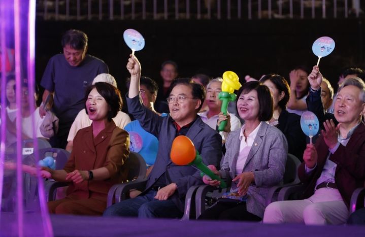 [서울=뉴시스] 진교훈 서울 강서구청장(앞줄 왼쪽 두 번째)이 22일 강서대에서 열린 '2026 여름밤의 페스티벌'에서 구민들과 함께 축제를 즐기고 있다. (사진=서울 강서구 제공) 2026.08.22. photo@newsis.com *재판매 및 DB 금지