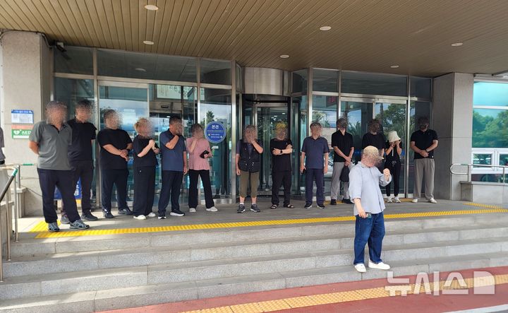 [제주=뉴시스] 오영재 기자 = 23일 오후 제주서부경찰서 앞에서 전날 시신으로 발견된 60대 남성의 유족들이 항의 기자회견을 하고 있다. 2026.08.19. oyj4343@newsis.com