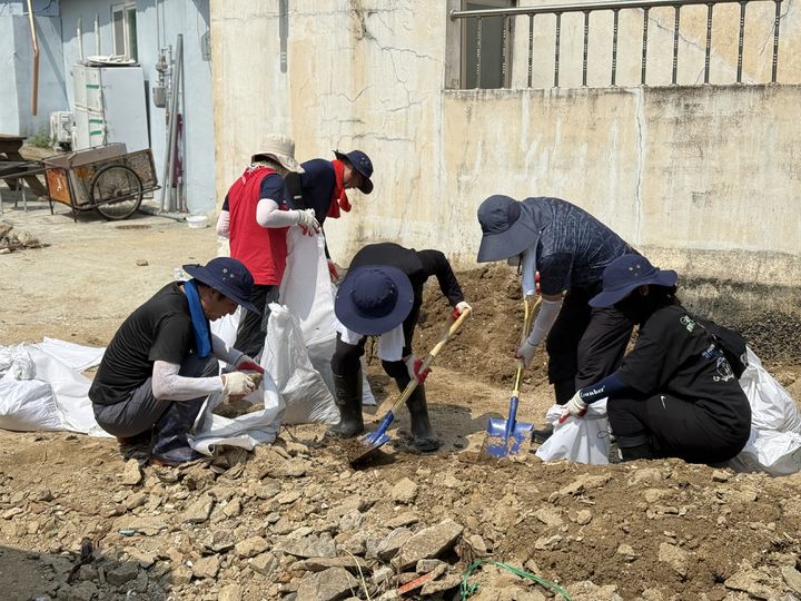 [대구=뉴시스]대구시가 경남 거제·통영 등 폭우 피해지역에 파견한 자원봉사단의 활동 모습이다(사진=대구시 제공) 2026.08.23 photo@newsis.com *재판매 및 DB 금지