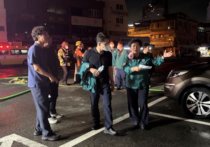 [울산=뉴시스] 22일 천기옥 울산 동구청장이 불이난 방어진활어센터 사고 현장을 둘러보고 있다. (사진=동구 제공) 2026.08.23. photo@newsis.com *재판매 및 DB 금지