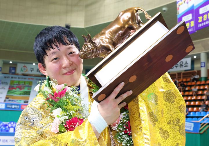 [서울=뉴시스] 23일 전남광주통합특별시 구례군 구례실내체육관에서 열린 '제18회 구례전국여자천하장사 및 대학장사씨름대회' 여자천하장사에 등극한 이재하(안산시청)가 황소트로피를 들고 기념사진을 찍고 있다. (사진=대한씨름협회 제공) 2026.08..23. photo@newsis.com *재판매 및 DB 금지