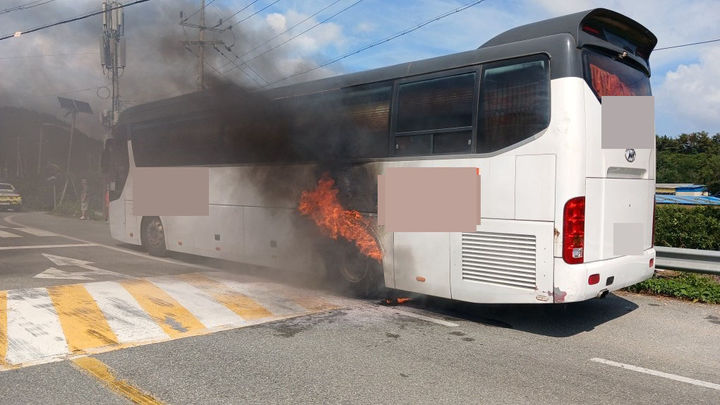[완도=뉴시스] 23일 오후 2시53분께 전남광주 완도군 고금면 한 편도 2차선 도로를 지나던 45인승 전세 버스에서 불이 나 소방 당국에 의해 31분 만에 꺼졌다. (사진=전남광주소방 제공) 2026.08.23. photo@newsis.com *재판매 및 DB 금지