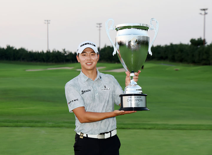 [서울=뉴시스] 최찬, 한국프로골프(KPGA) 투어 동아회원권오픈 우승. (사진=KPGA 제공) *재판매 및 DB 금지