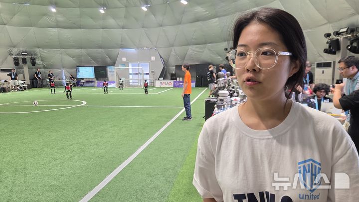 [베이징=뉴시스] 박정규 특파원 = 23일 오후 중국 베이징 국가스피드스케이팅관에서 열리고 있는 제2회 세계휴머노이드로봇운동회의 로봇축구에 한국팀 '인하 유나이티드' 소속으로 참가한 대학생 신수현씨가 인터뷰에 응하고 있다. 2026.08.23 pjk76@newsis.com