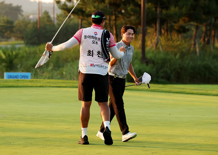 [서울=뉴시스] 최찬, 한국프로골프(KPGA) 투어 동아회원권오픈 우승. (사진=KPGA 제공) *재판매 및 DB 금지