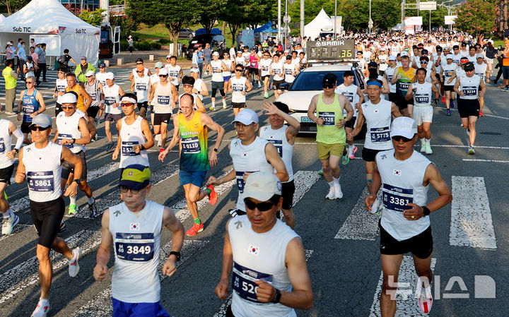 [대구=뉴시스] 이무열 기자 = 23일 대구 수성구 대구육상진흥센터 앞에서 열린 2026 대구세계마스터즈육상경기대회(WMAC) 남자 10㎞ 달리기에 출전한 각국 참가 선수들이 힘차게 출발하고 있다. 2026.08.23. lmy@newsis.com