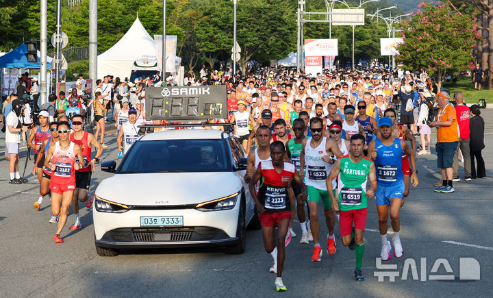 [대구=뉴시스] 이무열 기자 = 23일 대구 수성구 대구육상진흥센터 앞에서 열린 2026 대구세계마스터즈육상경기대회(WMAC) 남자 10㎞ 달리기에 출전한 각국 참가 선수들이 힘차게 출발하고 있다. 2026.08.23. lmy@newsis.com