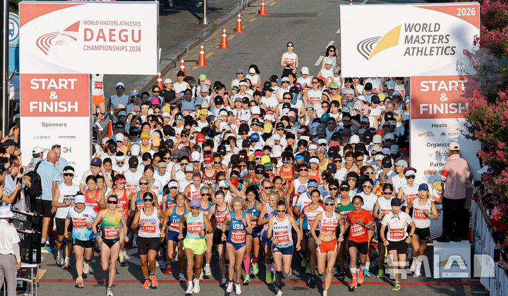 [대구=뉴시스] 이무열 기자 = 23일 대구 수성구 대구육상진흥센터 앞에서 열린 2026 대구세계마스터즈육상경기대회(WMAC) 여자 10㎞ 달리기에 출전한 각국 참가 선수들이 힘차게 출발하고 있다. 2026.08.23. lmy@newsis.com