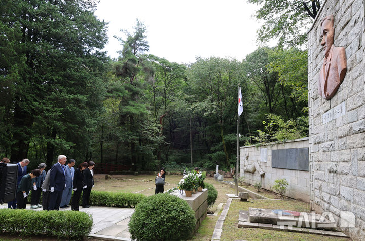 [서울=뉴시스] 권창회 기자 = 얀 판자넌 네덜란드 헤이그시 시장과 강윤진 국가보훈부 차관을 비롯한 관계자들이 23일 서울 강북구 수유 국가관리묘역 내 이준 열사 묘역을 찾아 참배하고 있다. 이번 참배는 1907년 고종 황제의 특사로 네덜란드 헤이그 만국평화회의에 파견돼 대한제국의 자주독립을 호소하다 순국한 이준 열사를 기리고 양국 간 역사적 유대와 평화의 가치를 되새기기 위해 마련됐다. 2026.08.23. kch0523@newsis.com