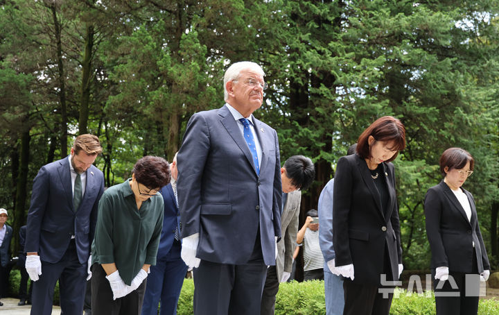 [서울=뉴시스] 권창회 기자 = 얀 판자넌 네덜란드 헤이그시 시장과 강윤진 국가보훈부 차관을 비롯한 관계자들이 23일 서울 강북구 수유 국가관리묘역 내 이준 열사 묘역을 찾아 참배하고 있다. 이번 참배는 1907년 고종 황제의 특사로 네덜란드 헤이그 만국평화회의에 파견돼 대한제국의 자주독립을 호소하다 순국한 이준 열사를 기리고 양국 간 역사적 유대와 평화의 가치를 되새기기 위해 마련됐다. 2026.08.23. kch0523@newsis.com