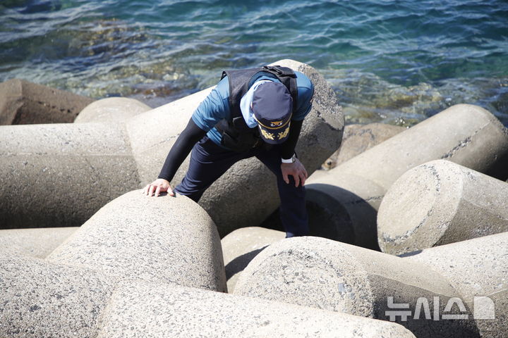 [제주=뉴시스] 우장호 기자 = 23일 오전 제주시 한림항 인근 방파제에서 경찰 인력이 지난 5월 실종신고가 최초 접수된 장미란(37)씨를 찾기 위해 테트라포드를 집중 수색하고 있다. 2026.08.23. woo1223@newsis.com