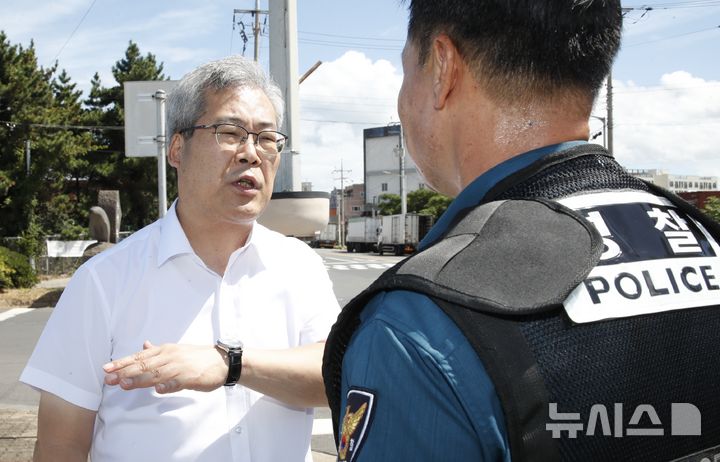 [제주=뉴시스] 우장호 기자 = 홍석기 경찰청 국가수사본부장이 23일 오전 제주시 한림읍 한림항 인근 에서 실종자 수색 상황을 점검하고 있다. 2026.08.23. woo1223@newsis.com