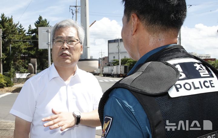 [제주=뉴시스] 우장호 기자 = 홍석기 경찰청 국가수사본부장이 23일 오전 제주시 한림읍 한림항 인근 에서 실종자 수색 상황을 점검하고 있다. 2026.08.23. woo1223@newsis.com