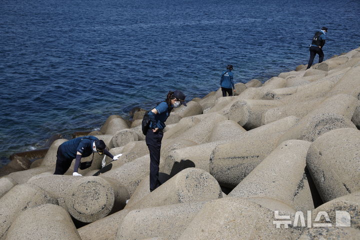 [제주=뉴시스] 우장호 기자 = 23일 오전 제주시 한림항 인근 방파제에서 경찰 인력이 지난 5월 실종신고가 최초 접수된 장미란(37)씨를 찾기 위해 테트라포드를 집중 수색하고 있다. 2026.08.23. woo1223@newsis.com