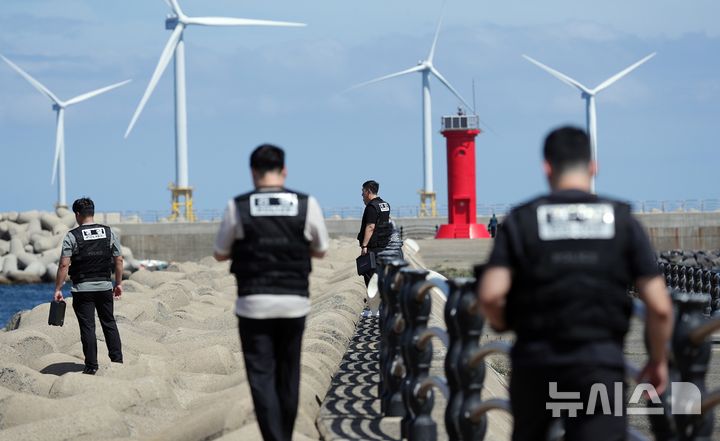 [제주=뉴시스] 우장호 기자 = 23일 오전 제주시 한림항 인근 방파제에서 경찰 인력이 지난 5월 실종신고가 최초 접수된 장미란(37)씨를 찾기 위해 테트라포드를 집중 수색하고 있다. 2026.08.23. woo1223@newsis.com