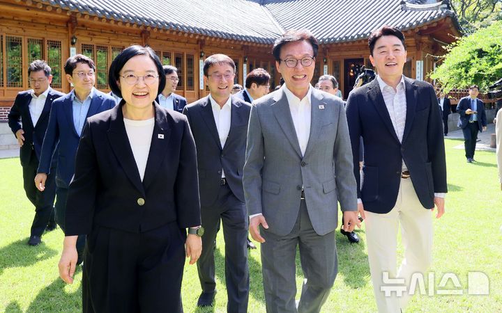 [서울=뉴시스] 최동준 기자 = 한성숙(왼쪽부터) 국무총리, 김민석 더불어민주당 대표, 강훈식 대통령비서실장이 23일 서울 종로구 총리공관에서 열린 고위당정협의회에서 기념촬영을 위해 발걸음을 옮기고 있다.(공동취재) 2026.08.23. photocdj@newsis.com