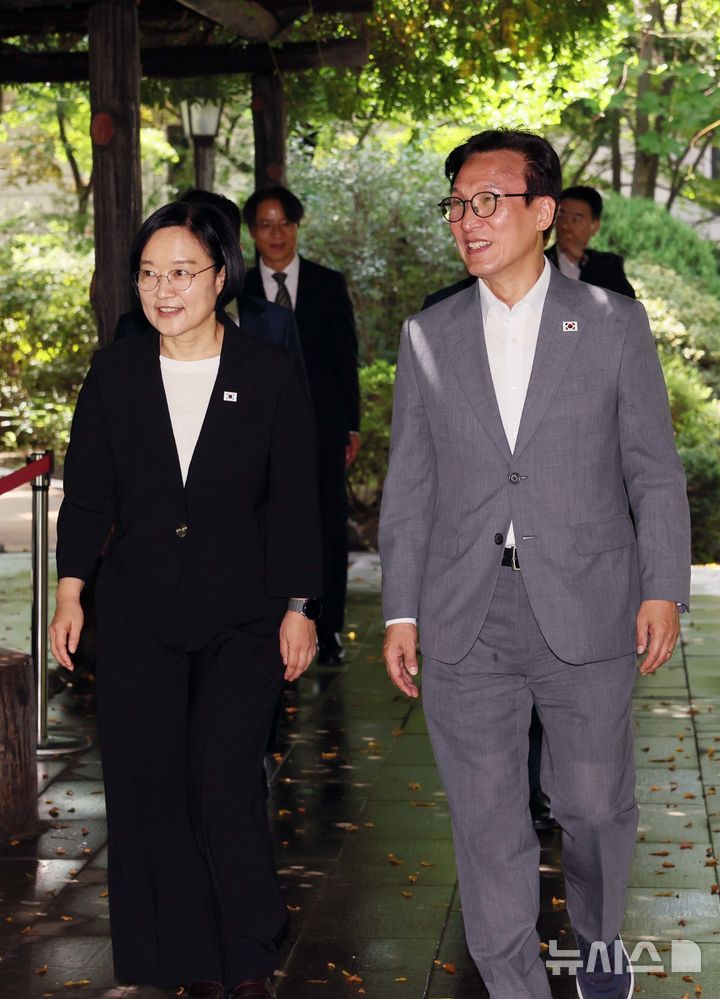 [서울=뉴시스] 최동준 기자 =한성숙 국무총리와 김민석 더불어민주당 대표가 23일 서울 종로구 총리공관에서 열린 고위당정협의회에 참석하고 있다.(공동취재) 2026.08.23. photocdj@newsis.com