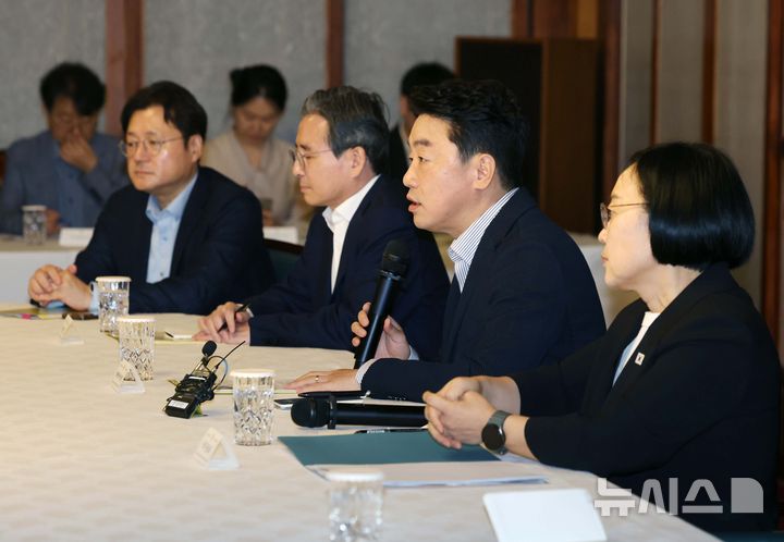 [서울=뉴시스] 최동준 기자 = 강훈식 대통령비서실장이 23일 서울 종로구 총리공관에서 열린 고위당정협의회에서 인사말을 하고 있다.(공동취재) 2026.08.23. photocdj@newsis.com
