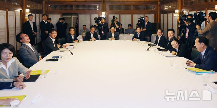[서울=뉴시스] 최동준 기자 = 한성숙 국무총리, 김민석 더불어민주당 대표, 강훈식 대통령비서실장, 한병도 민주당 원내대표, 구윤철 부총리 겸 재정경제부 장관 등이 지난 23일 서울 종로구 총리공관에서 열린 고위당정협의회에 앞서 환담하고 있는 모습. (공동취재) 2026.08.23. photocdj@newsis.com
