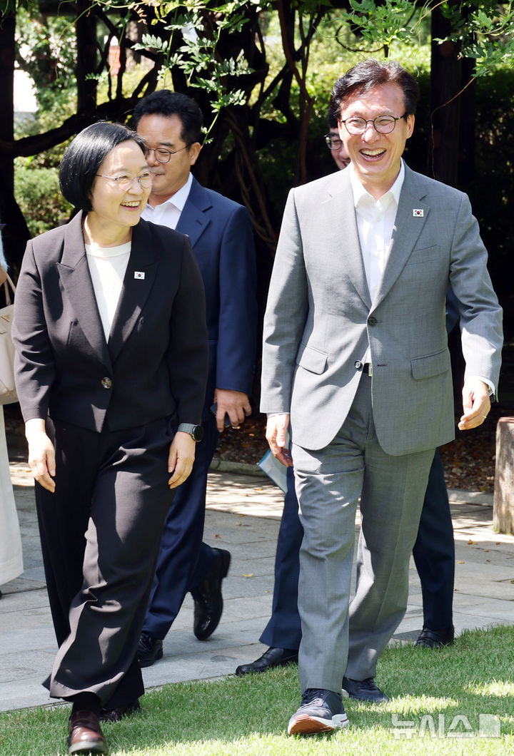 [서울=뉴시스] 최동준 기자 = 한성숙 국무총리와 김민석 더불어민주당 대표가 23일 서울 종로구 삼청동 총리공관에서 열린 고위당정협의회에 참석하고 있다.(공동취재) 2026.08.23.photocdj@newsis.com