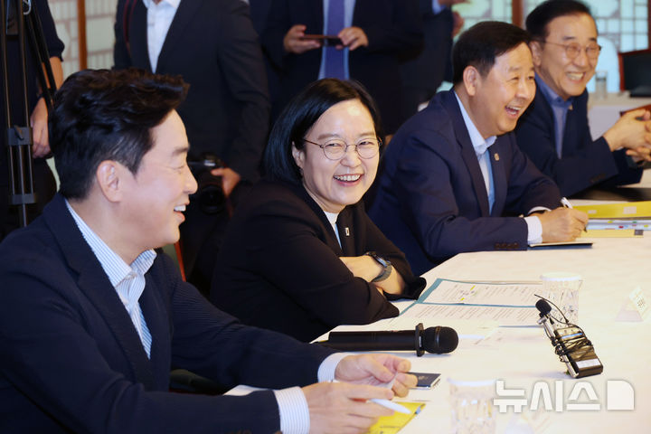 [서울=뉴시스] 최동준 기자 = 한성숙 국무총리가 23일 서울 종로구 삼청동 총리공관에서 열린 고위당정협의회에서 참석해 환하게 웃고 있다.(공동취재) 2026.08.23. photocdj@newsis.com