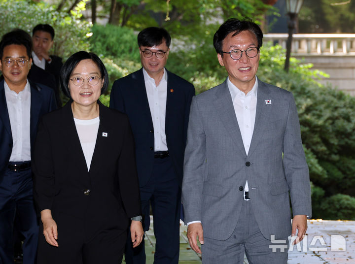 [서울=뉴시스] 최동준 기자 = 한성숙 국무총리와 김민석 더불어민주당 대표가 23일 서울 종로구 삼청동 총리공관에서 열린 고위당정협의회에 참석하고 있다.(공동취재) 2026.08.23.photocdj@newsis.com